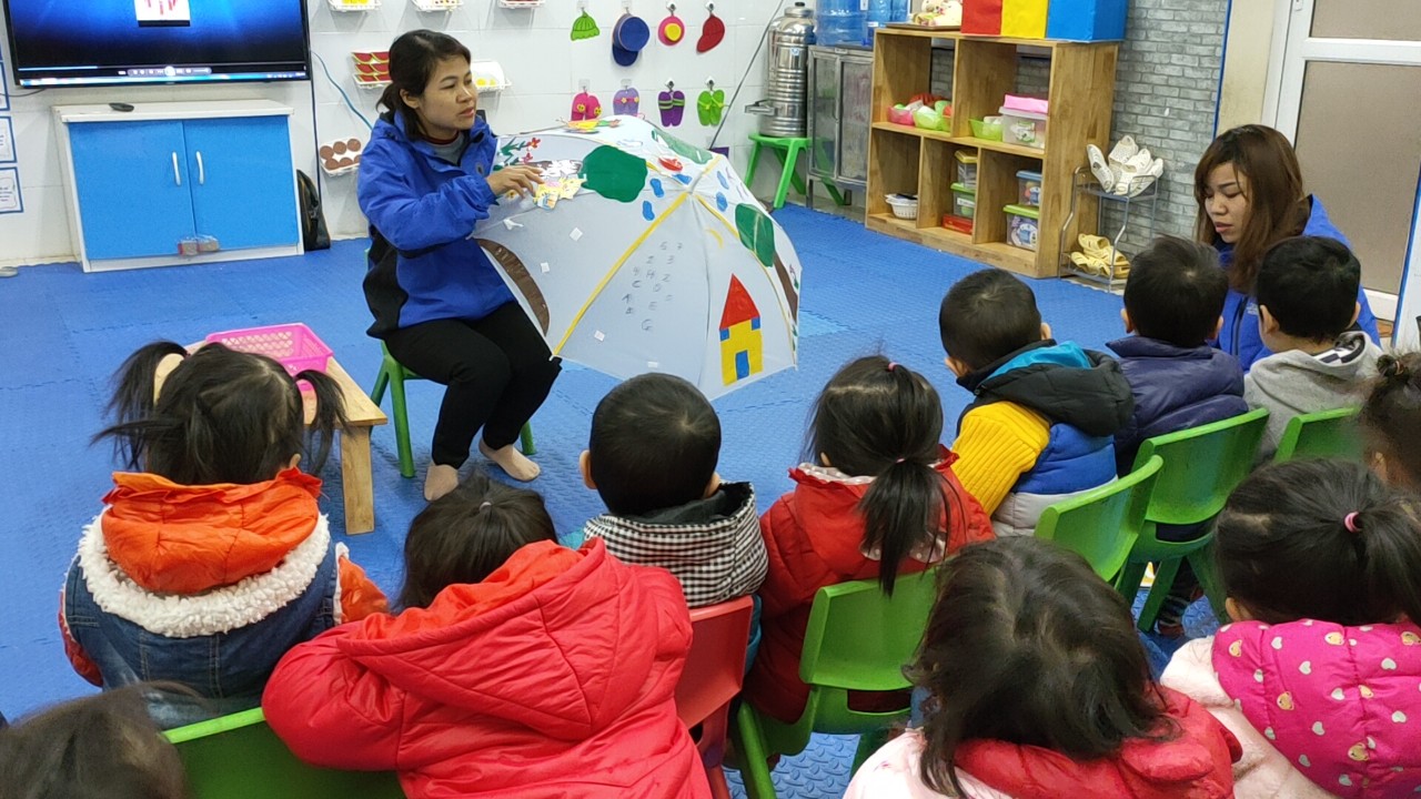  Hoạt động đọc truyện cho trẻ nghe lớp c2
