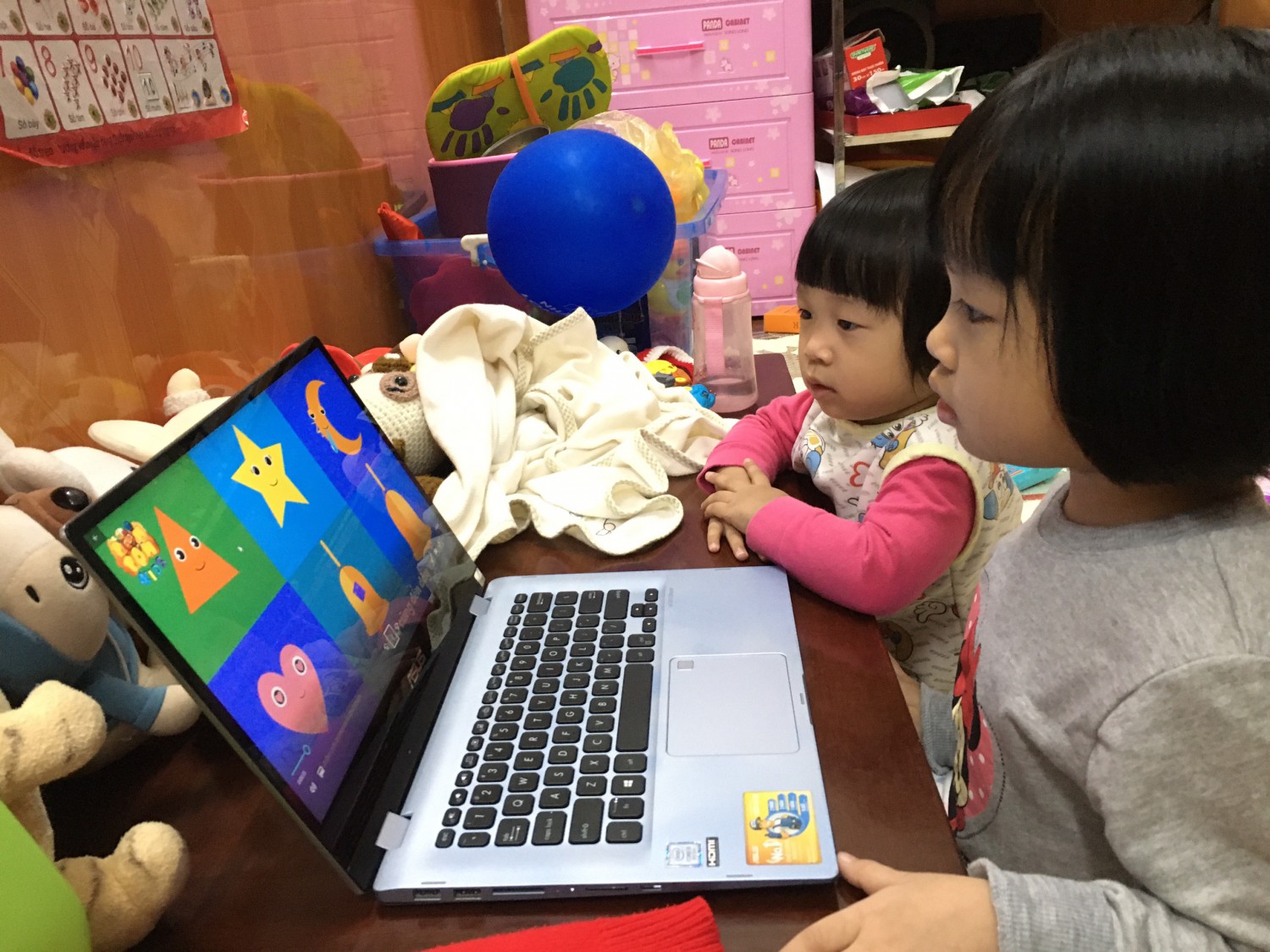 Bé chưa được đến trường nhưng bé vẫn chăm học