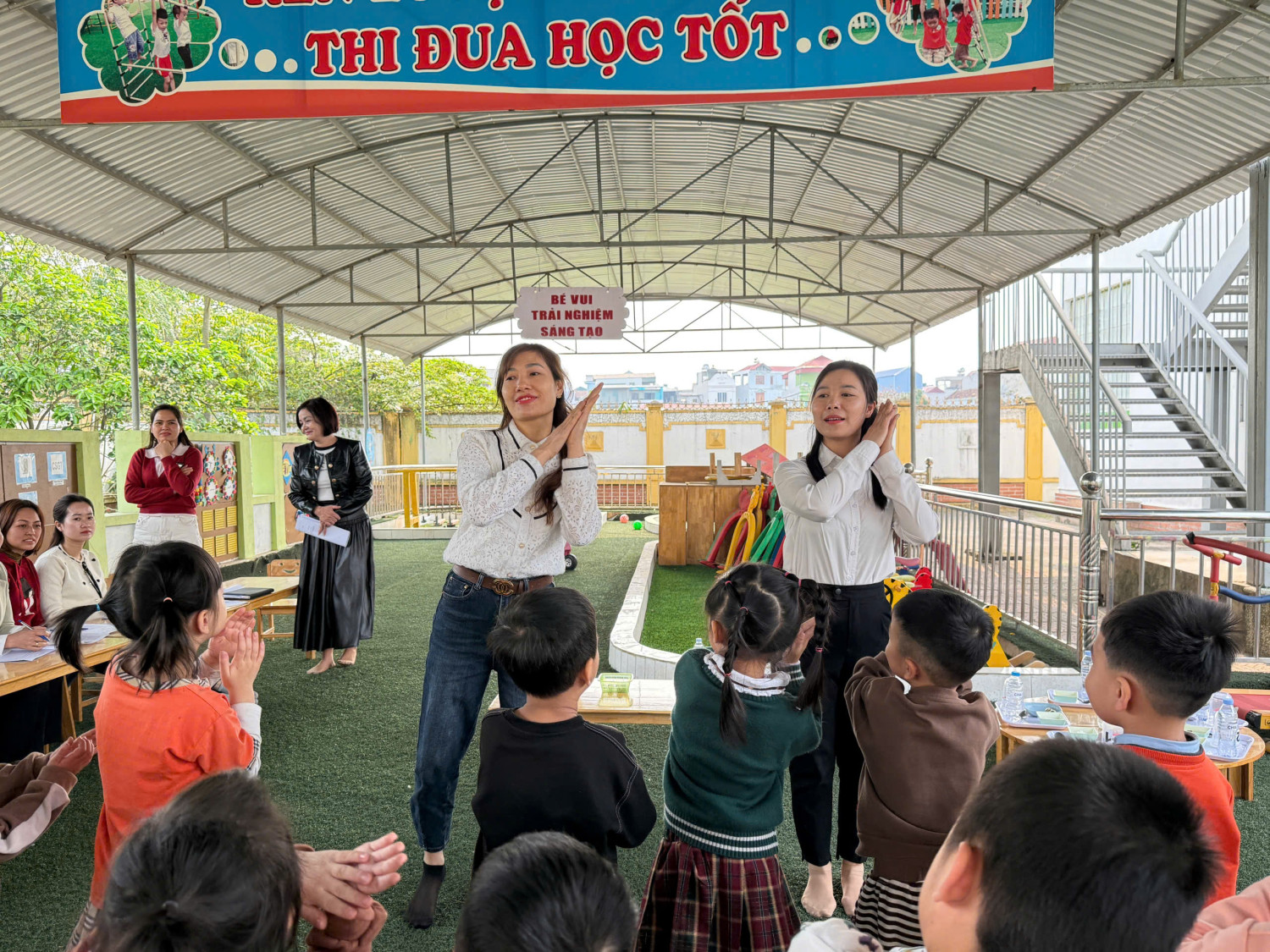 HOẠT ĐỒNG NGOÀI TRỜI CÙNG CÁC BẠN NHỎ LỚP B2